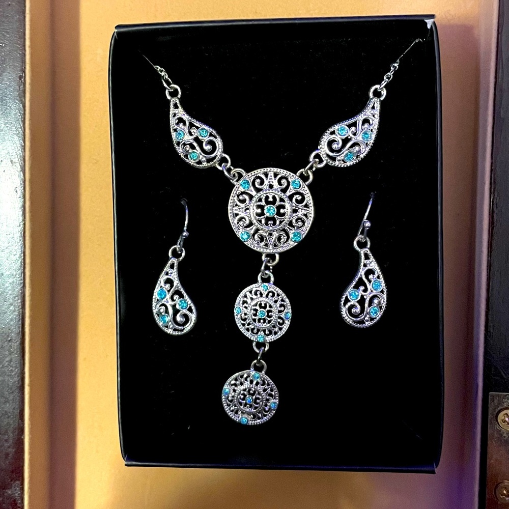 Avon necklace and earring set